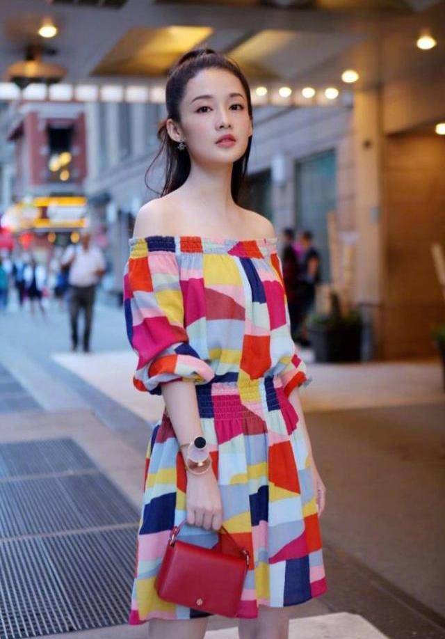 蓝色|看李沁的夏日私服穿搭，清新又减龄