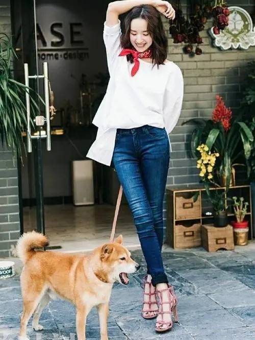 少女|董洁扮嫩技巧太自然，用简单白衬衫配牛仔裤，优雅中不乏少女感