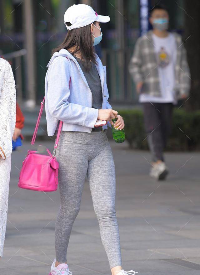 地方|白色时尚上衣搭配灰色修身打底裤,配色和版型,宽松的特点