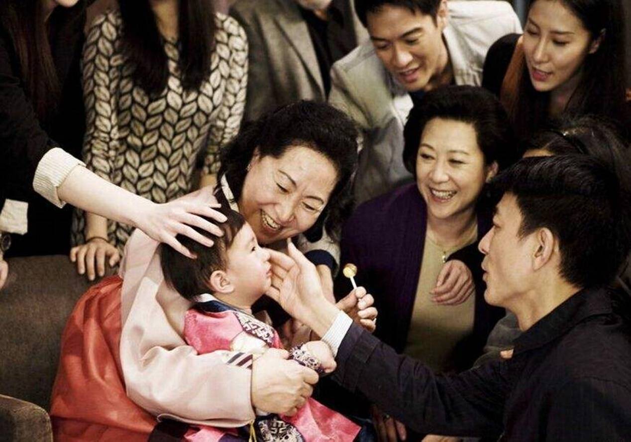 大儿子|存款百万，53岁大妈生二胎，称以后退休金够养老，现在生活美滋滋