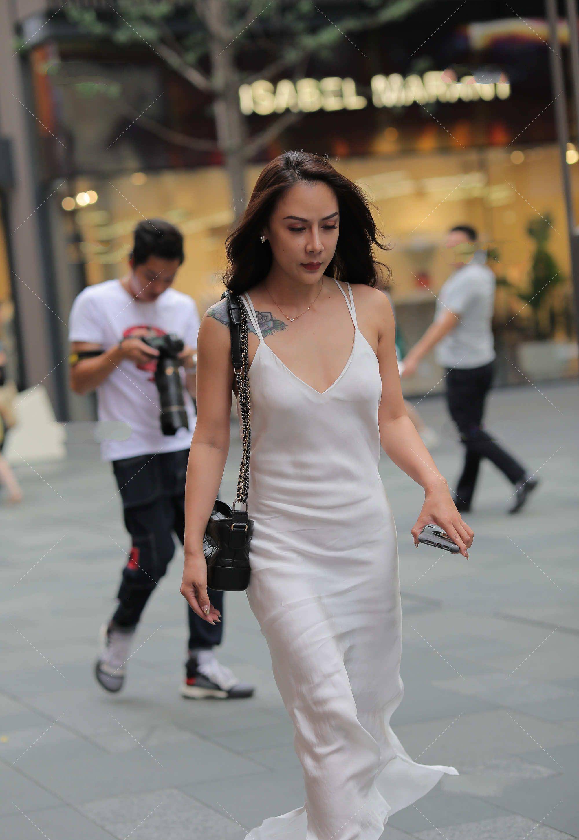 真丝|白色真丝连衣裙，勾勒少女身材的同时，更显高级洋气