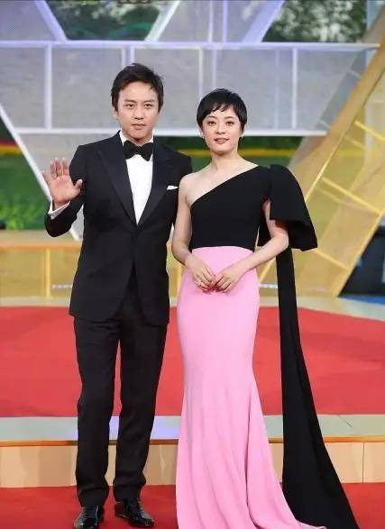黑色|邓超真把孙俪宠成少女,穿白衬衫配蛋糕裙好甜美,恩爱得让人羡慕