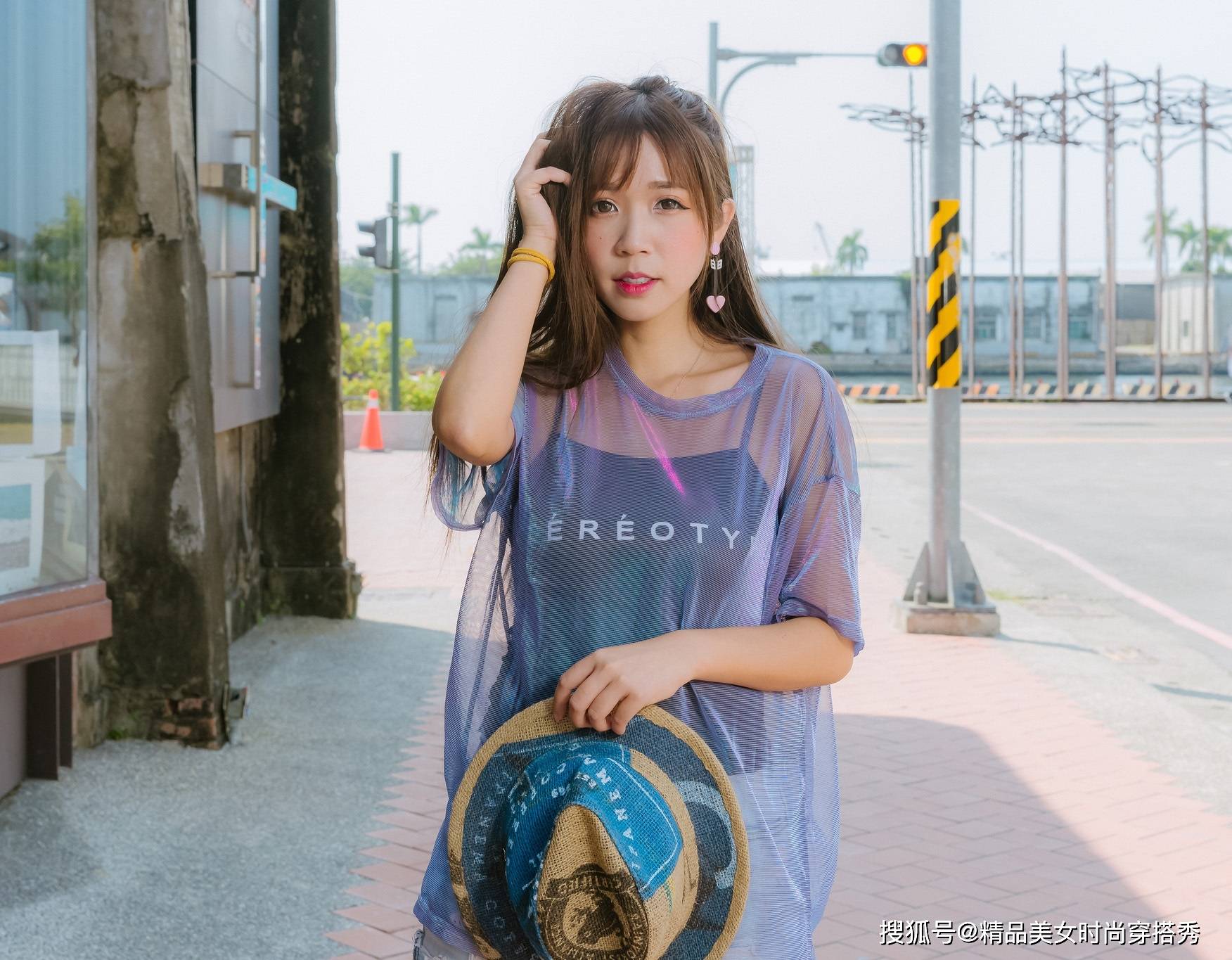 带着|清凉又潮范十足的穿搭莫过于吊带搭配牛仔短裤，轻松穿出夏日感