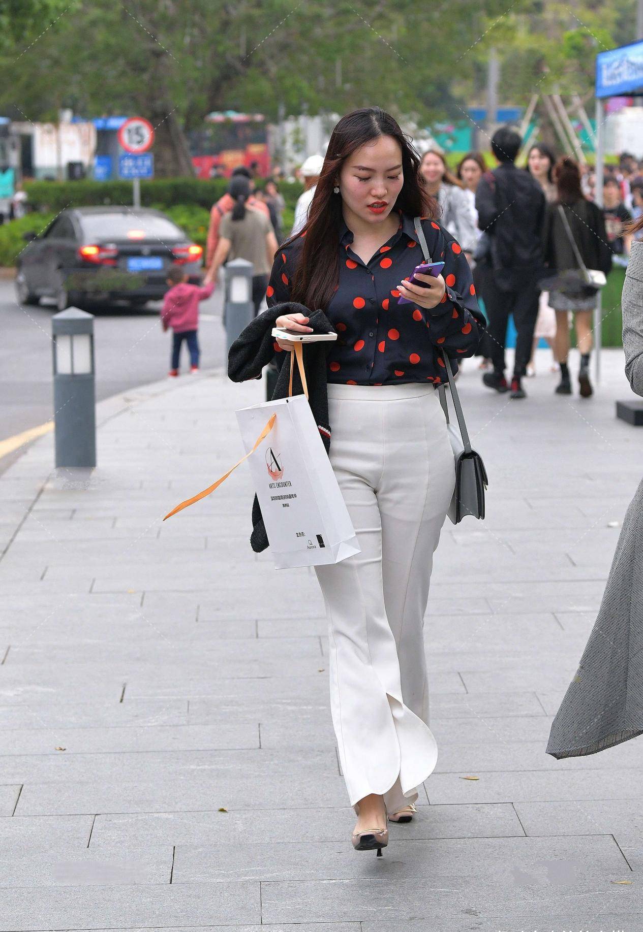 身材|穿黑色衬衣，搭配白色喇叭裤和细高跟鞋，展现女性身材高级感