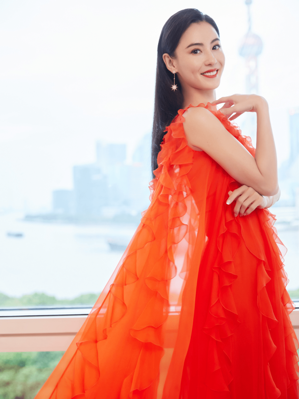身材|张柏芝真是“辣妈圈顶流”，橘红色连衣裙时髦高级，美得让人心动
