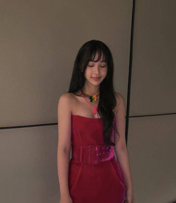 鞋子|富婆虞书欣的宝藏衣品,一个造型都是几万起步,我只买得起这红裙