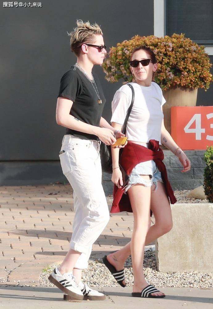 女友|暮光女和新女友热恋中，穿情侣装甜蜜出街，女友的美腿很时尚！