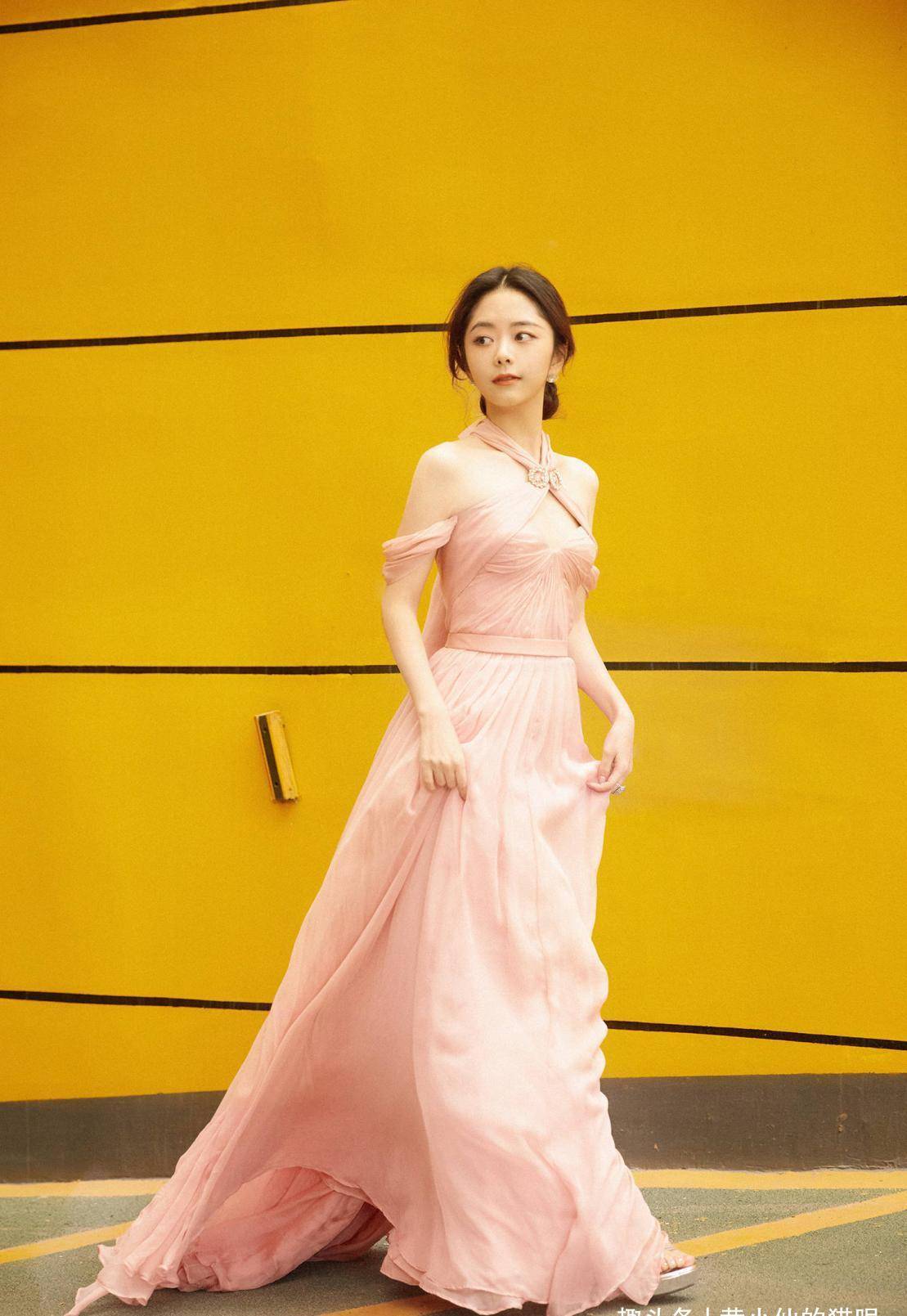 黑色|奔四的女人，少穿“花”衣服，多穿这3种颜色的衣服，减龄又显白
