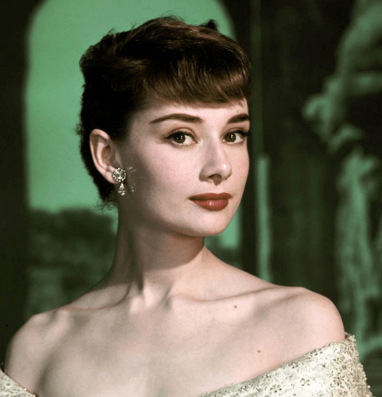 同样梳"赫本头": 吴谨言躲过,baby最像,却被沈月惊艳全场