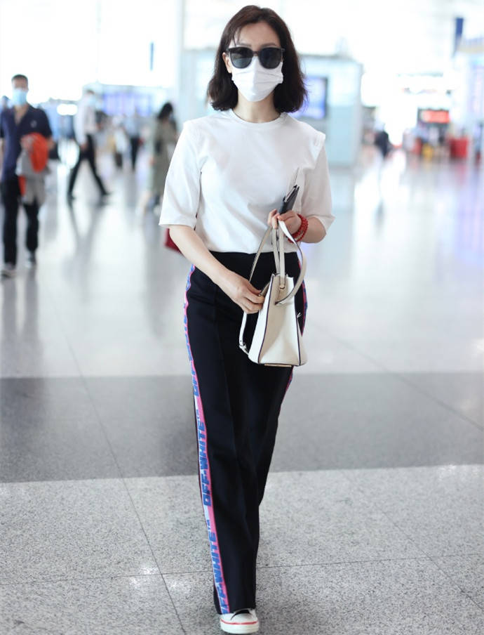 校服|“校服裤”也能穿出时髦？学女神陈数这样穿，减龄时髦值得借鉴