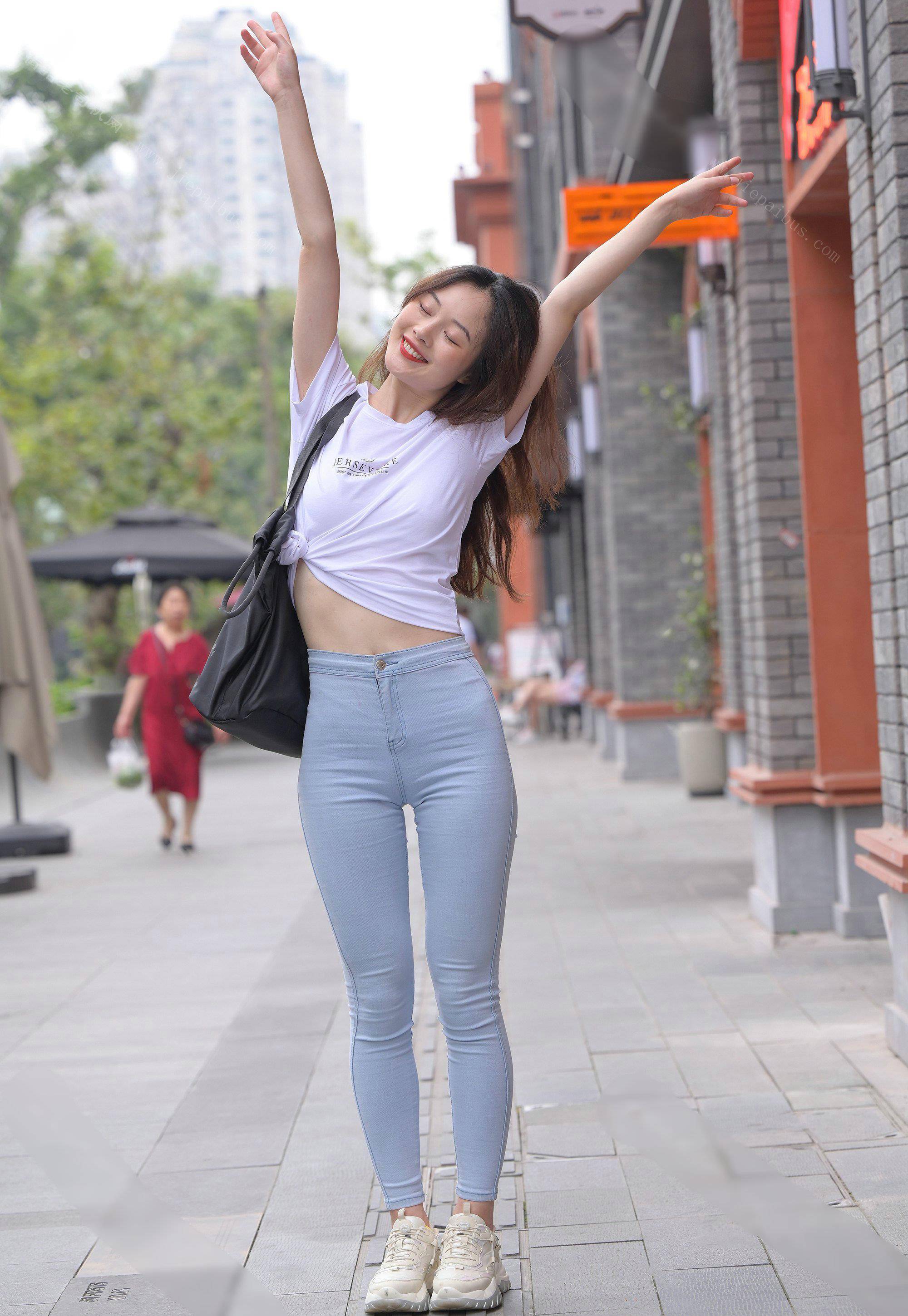 时尚|清爽自在的白色体恤搭配牛仔裤,既成熟优雅,又不乏少女感