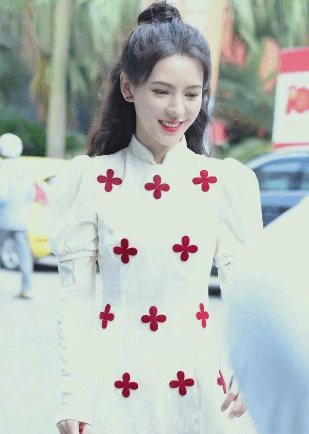 &quot|张予曦真是＂白得发光＂，不修图都带磨皮效果，穿白裙像仙子一样