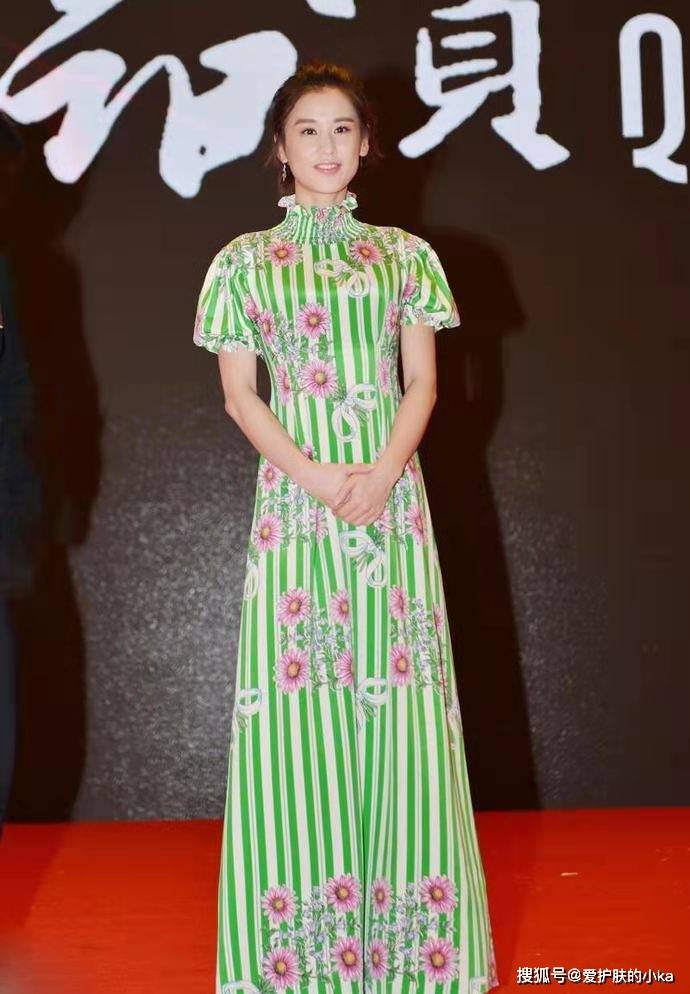 身材|黄圣依衣品真好,穿小高领气质洋气超显年轻,看不出已经奔四了