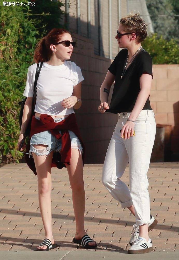 女友|暮光女和新女友热恋中，穿情侣装甜蜜出街，女友的美腿很时尚！