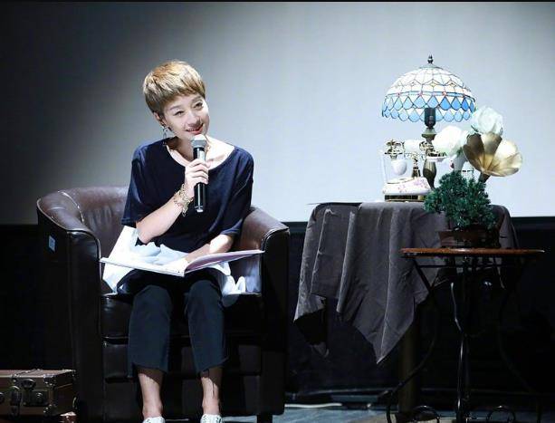 马伊琍|马伊琍穿懒人鞋参加活动真随意，拼色连衣裙搭配裤子气质更是出众