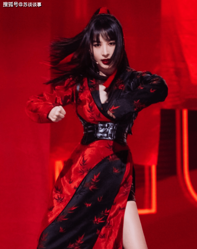 形象|李菲儿穿最贵礼裙露面，全身镶满珍珠，翻红后终于逆袭
