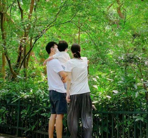 官宣|吴敏霞官宣二胎，晒一家亲密合照显温馨，老公激动发四个爱心表白