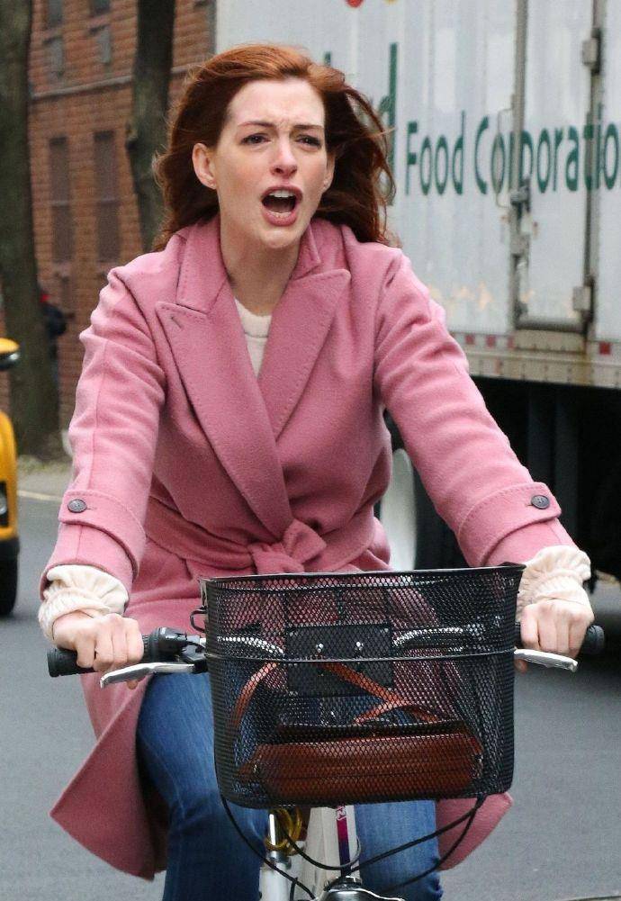 仙女|安妮.海瑟薇是仙女吗？36岁的年纪轻松驾驭粉色，满满的少女感！