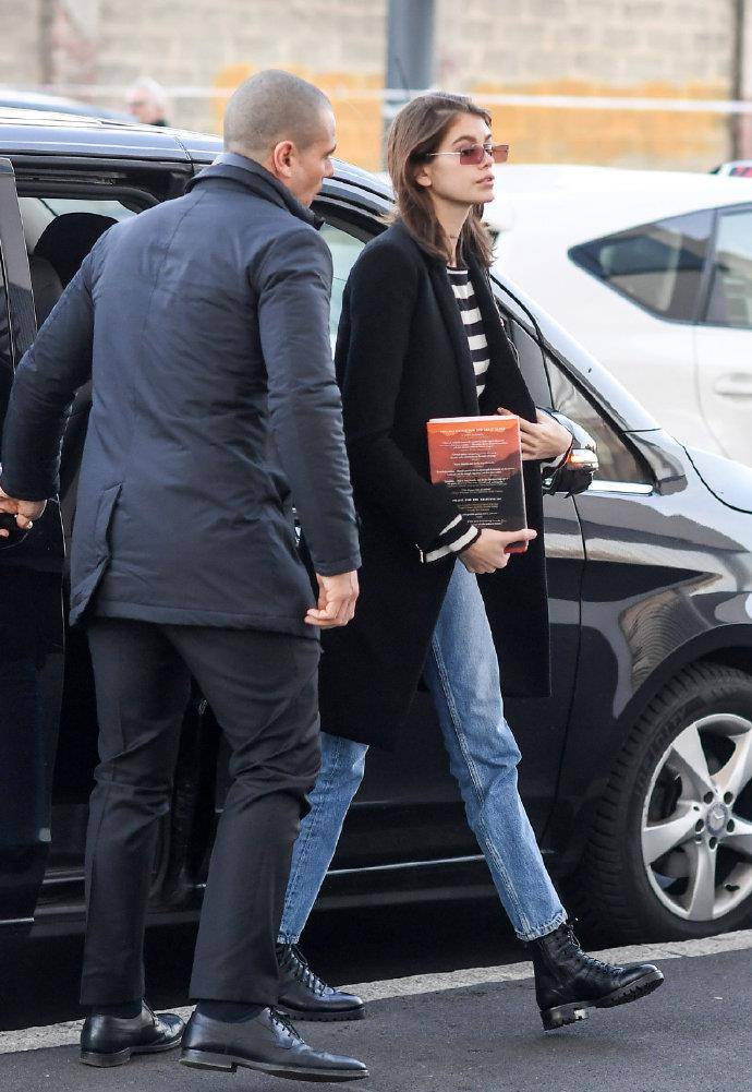 设计|嫩模凯雅·杰柏换了个新发型，穿长款杏色大衣配牛仔裤，高级洋气