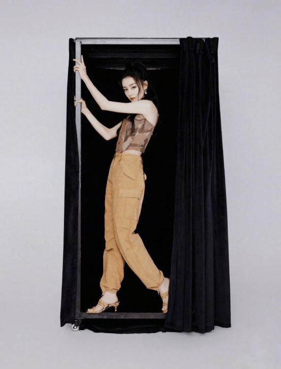 整体|迪丽热巴不愧是顶级美貌!穿上工装裤不普通,性感与帅气并存