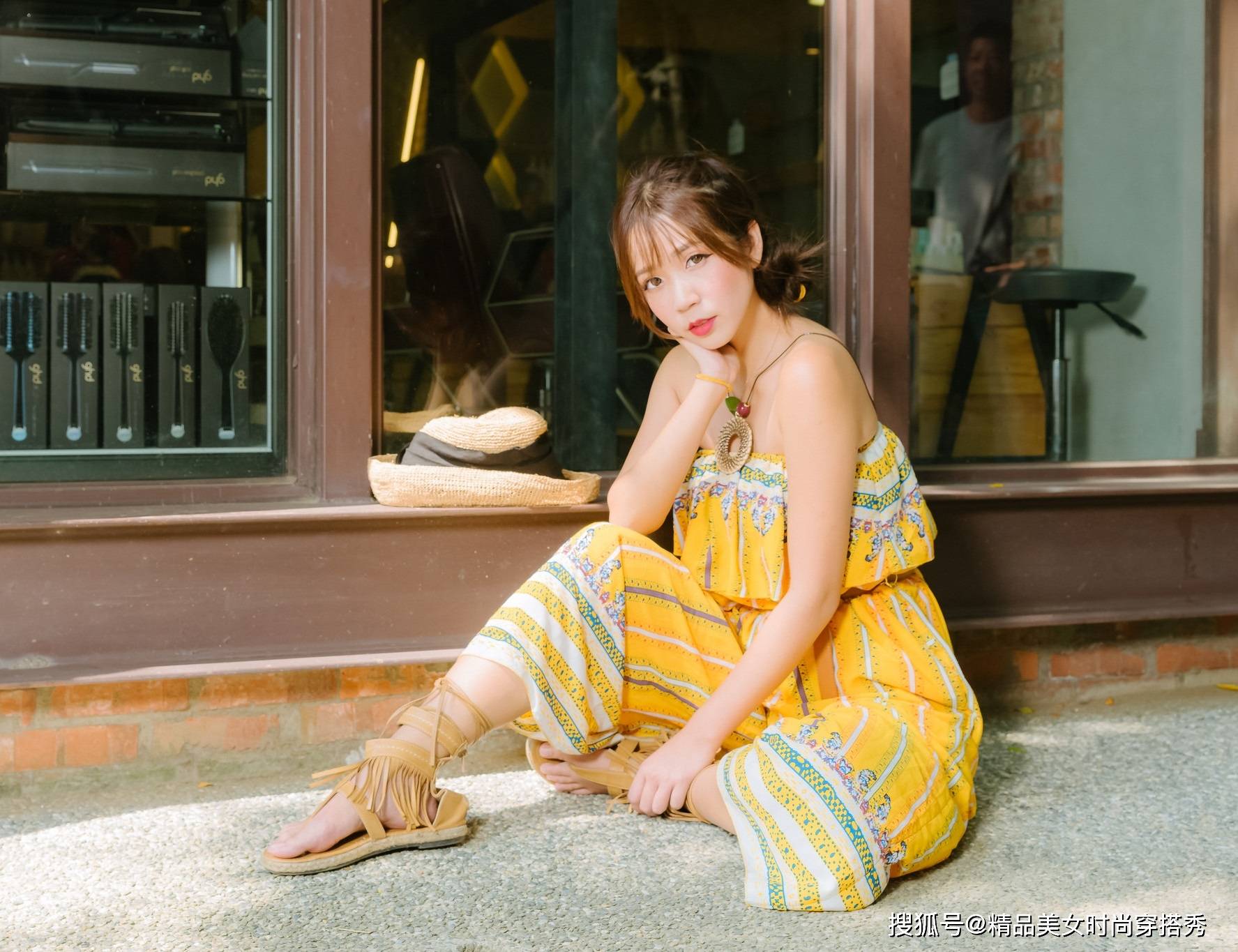 民族|一字肩连体裤,搭配一双民族风十足的凉鞋,优雅浪漫