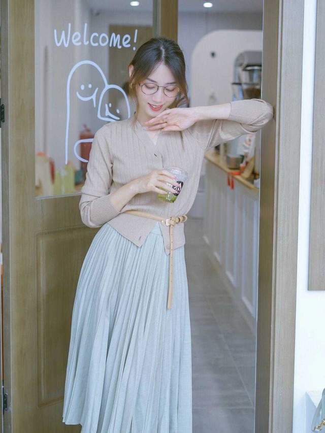 身材|梨形身材和微胖女孩的福利，蓝色衬衫搭配白色半身裙，时髦大气