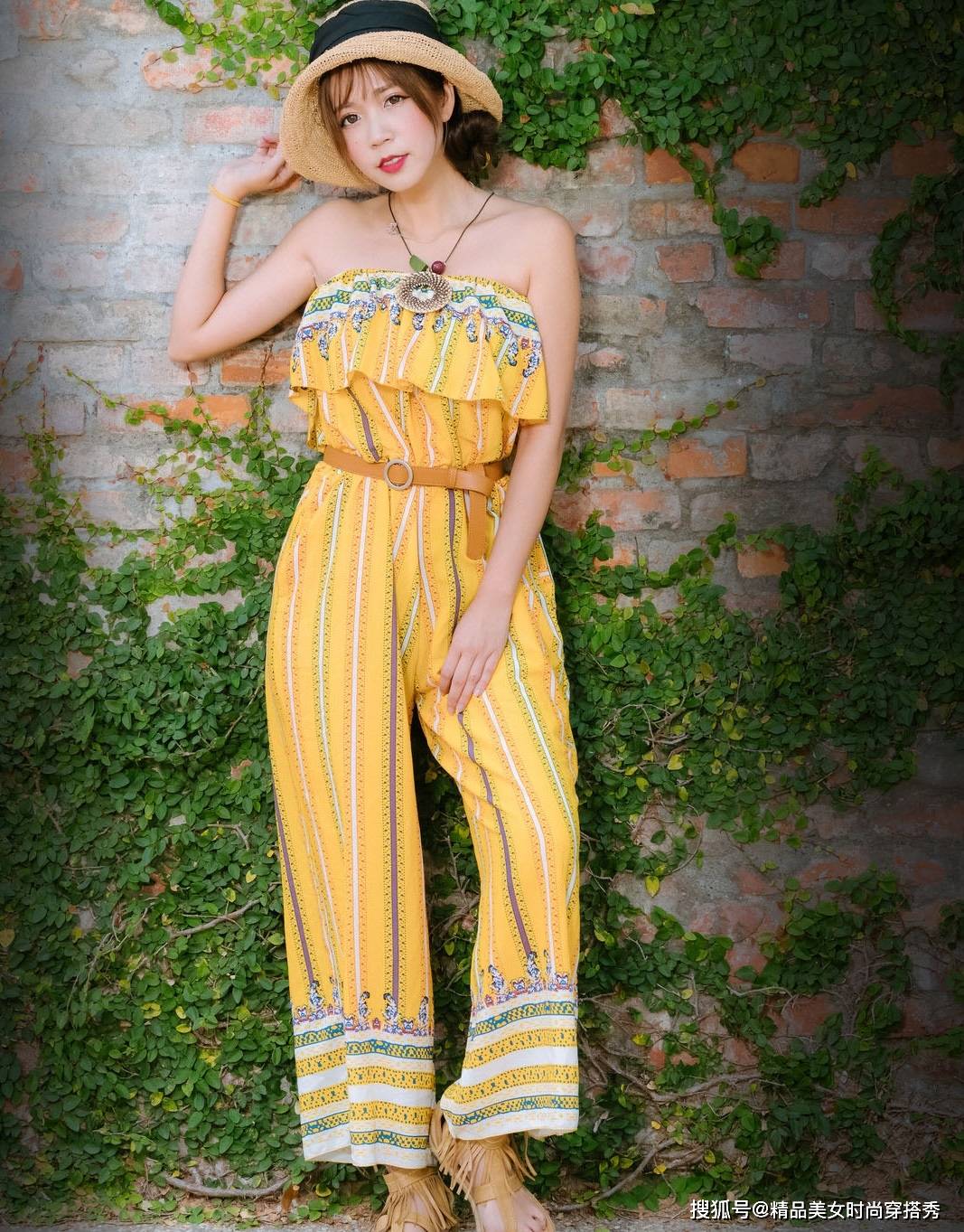 民族|一字肩连体裤,搭配一双民族风十足的凉鞋,优雅浪漫
