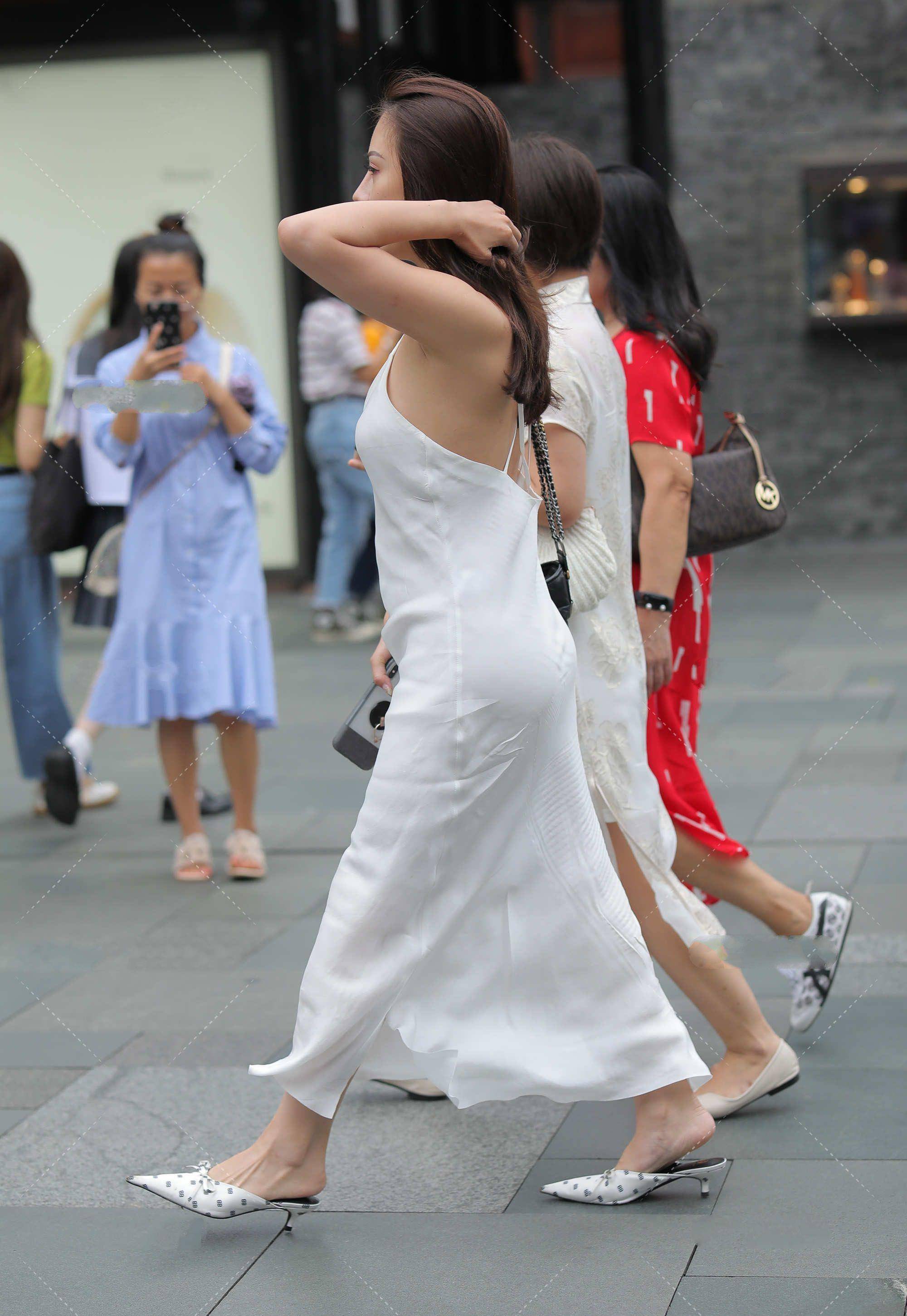 真丝|白色真丝连衣裙，勾勒少女身材的同时，更显高级洋气
