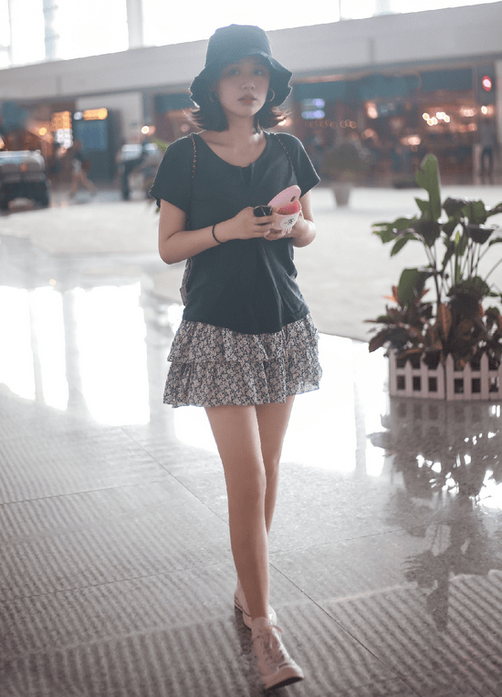 设计|马思纯这气质我服了！穿T恤+碎花裙走机场，土味造型穿出时髦感