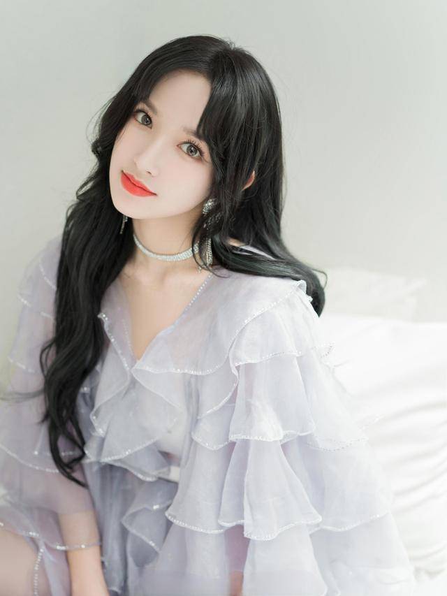 服装|程潇身穿灰色纱裙，配白长靴，宛如画中仙