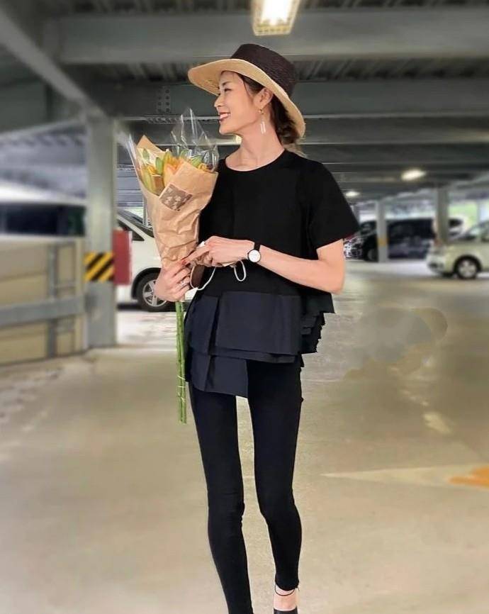 黑色|日本中年主妇的经典“黑白穿搭”,不老气不沉闷,简约大方还高级