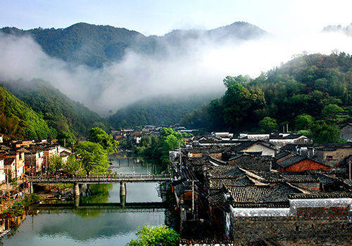 瑶里古镇：景德镇陶瓷的发祥地，历史悠久，气候宜人，是避暑胜地