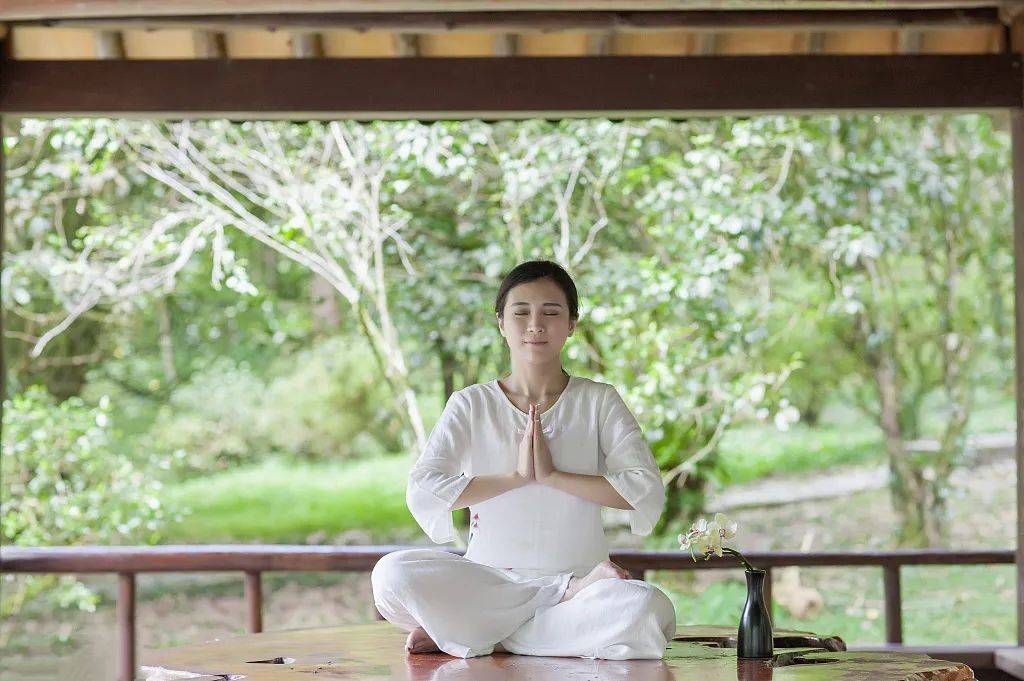 2静坐或站桩是养心的法门静能养心,故要学会静心.