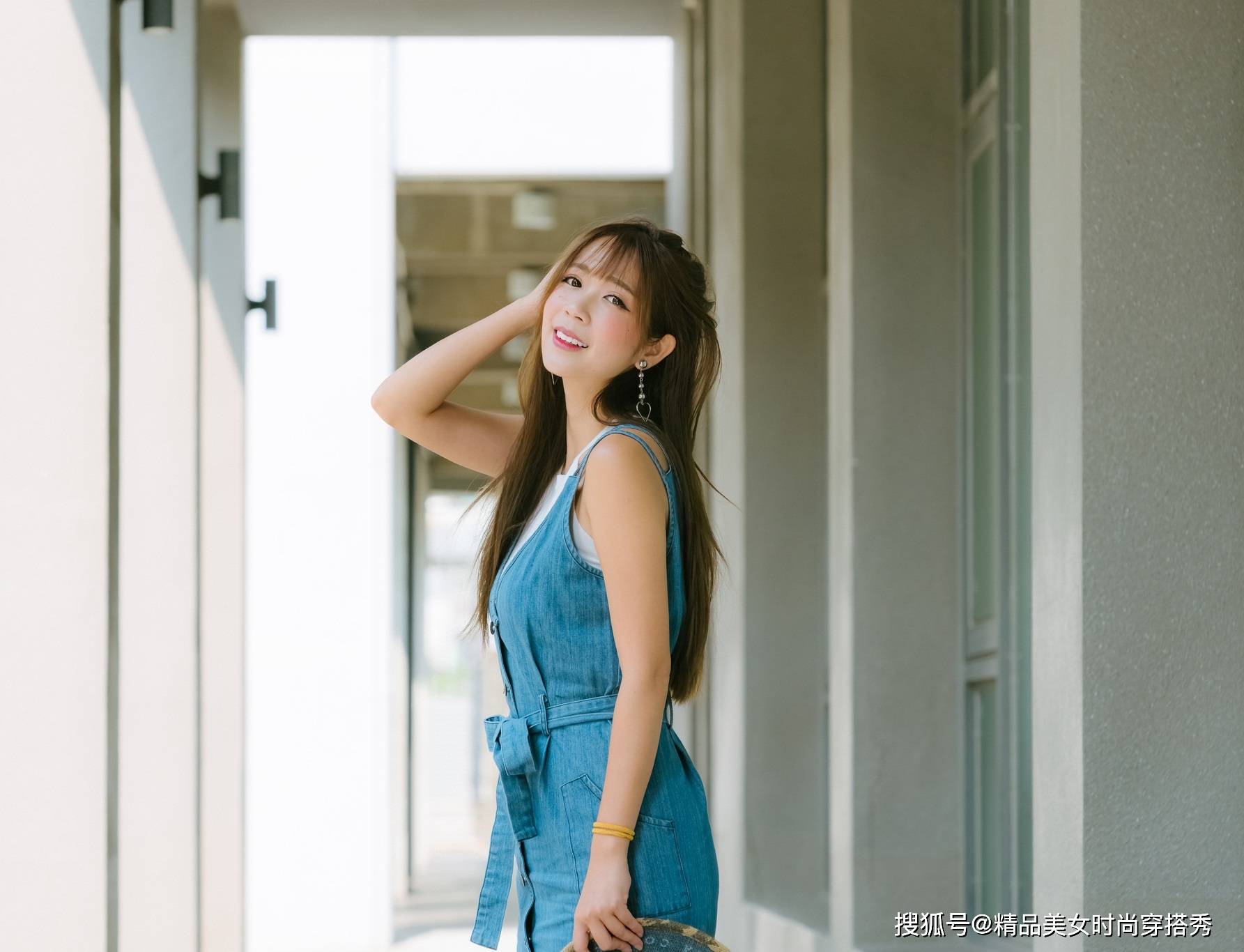 视觉|原来吊带牛仔裙还可以这么穿，减龄又不失时尚感