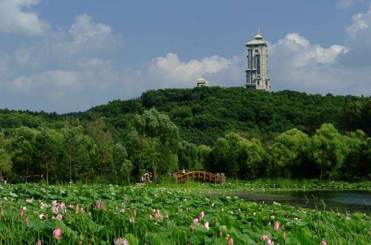 外国游客到访吉林，看到“净月潭”景点，直呼：是中国人民的杰作