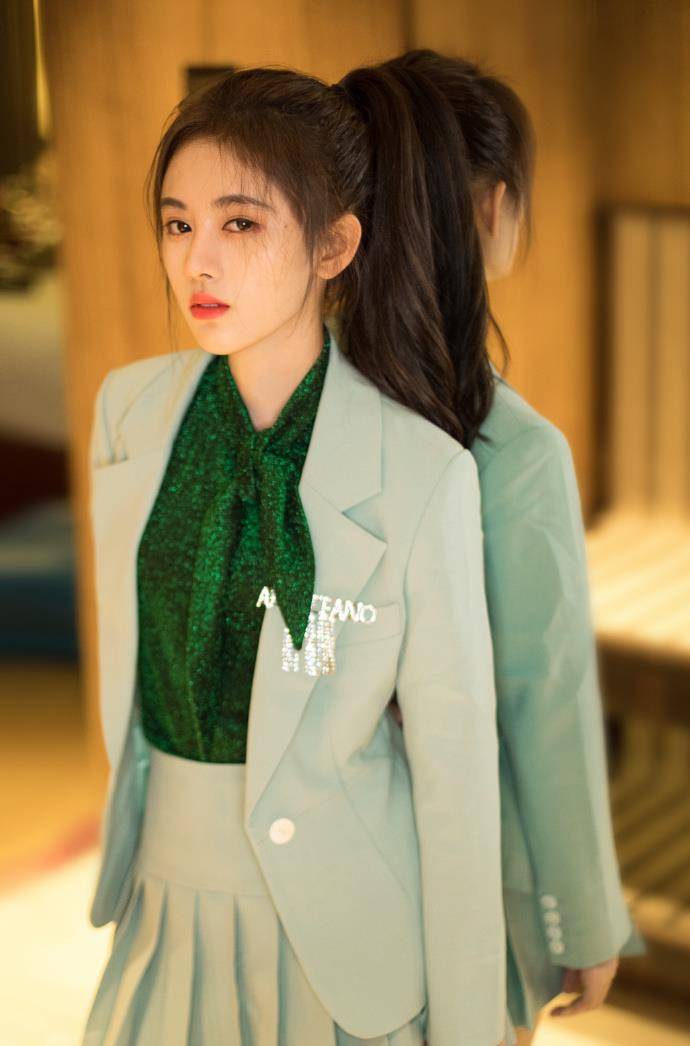 卫衣|鞠婧祎穿中国红羽绒服配卫衣时髦，天生柳叶眉配微卷发型尽显清纯