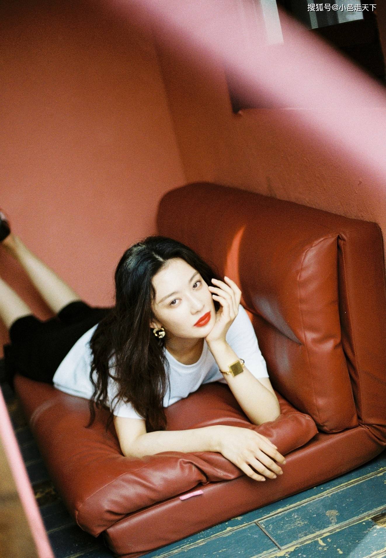 孙佳雨烈焰红唇居家生活照