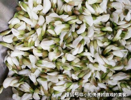 煎饼|槐花别只会蒸,教你新做法,加2个鸡蛋手不沾面,筷子一搅就能吃