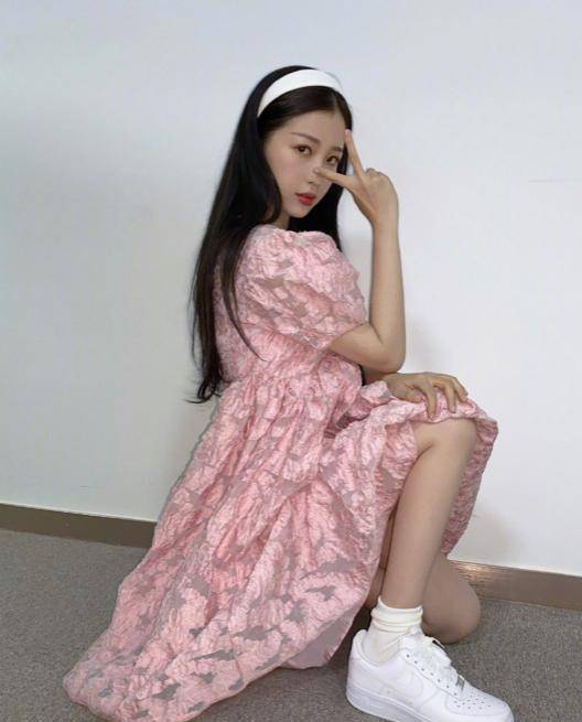 鞋子|富婆虞书欣的宝藏衣品,一个造型都是几万起步,我只买得起这红裙