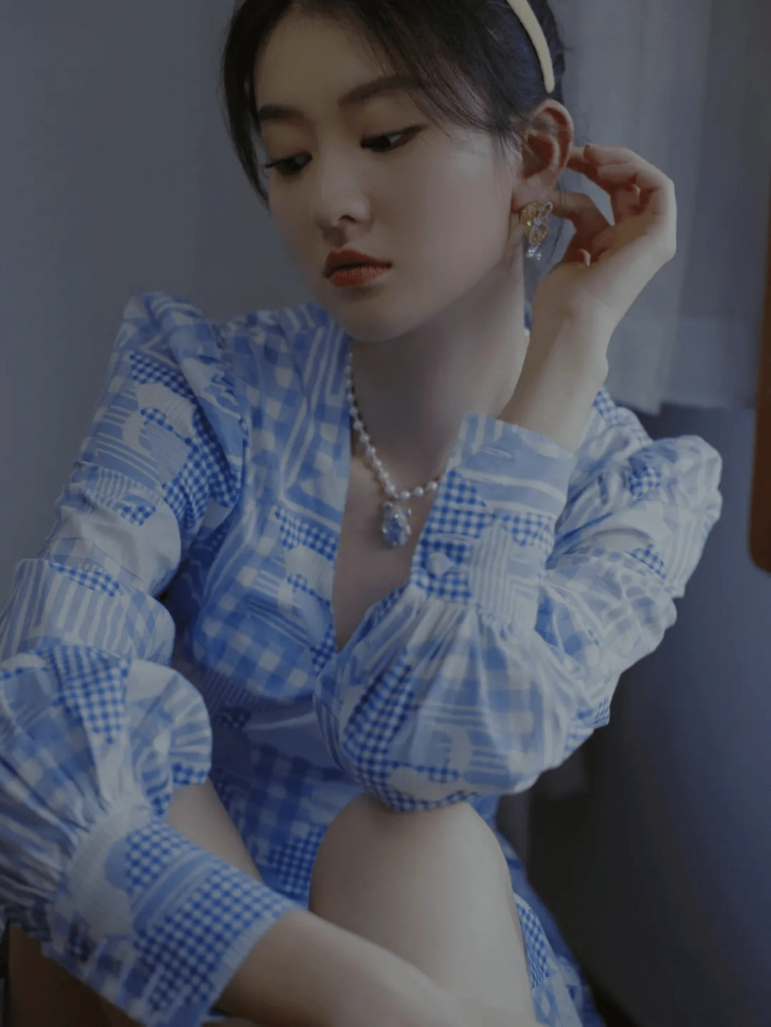 漂亮|乔欣气质和身材绝了！穿一件衬衫裙装搭配丸子头发型，漂亮大气