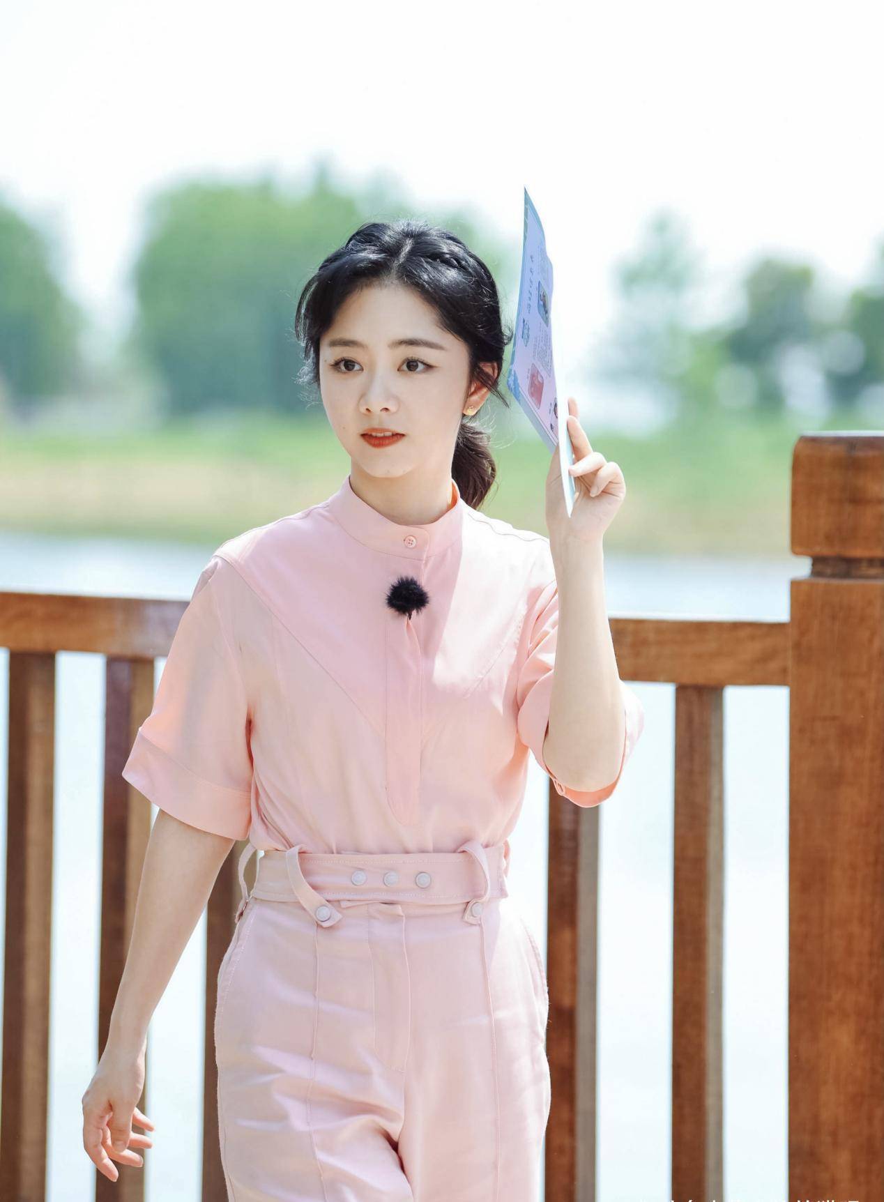 黑色|奔四的女人，少穿“花”衣服，多穿这3种颜色的衣服，减龄又显白