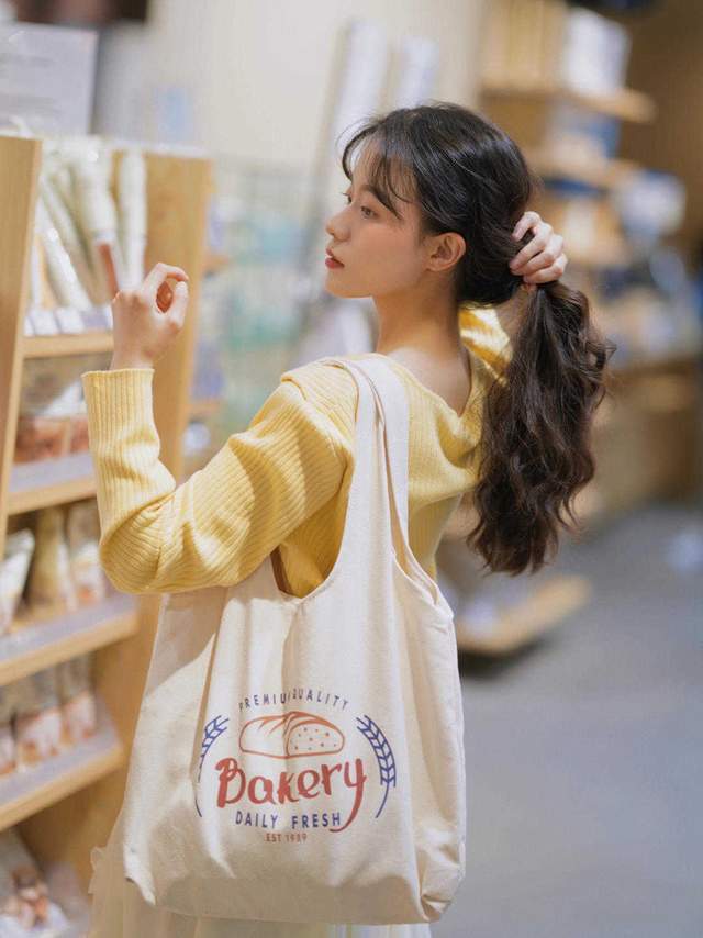显得|皮肤暗黄的女生如何选衣服颜色？可以尝试这几款，让你显白还好看