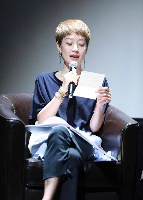 马伊琍|马伊琍穿懒人鞋参加活动真随意，拼色连衣裙搭配裤子气质更是出众