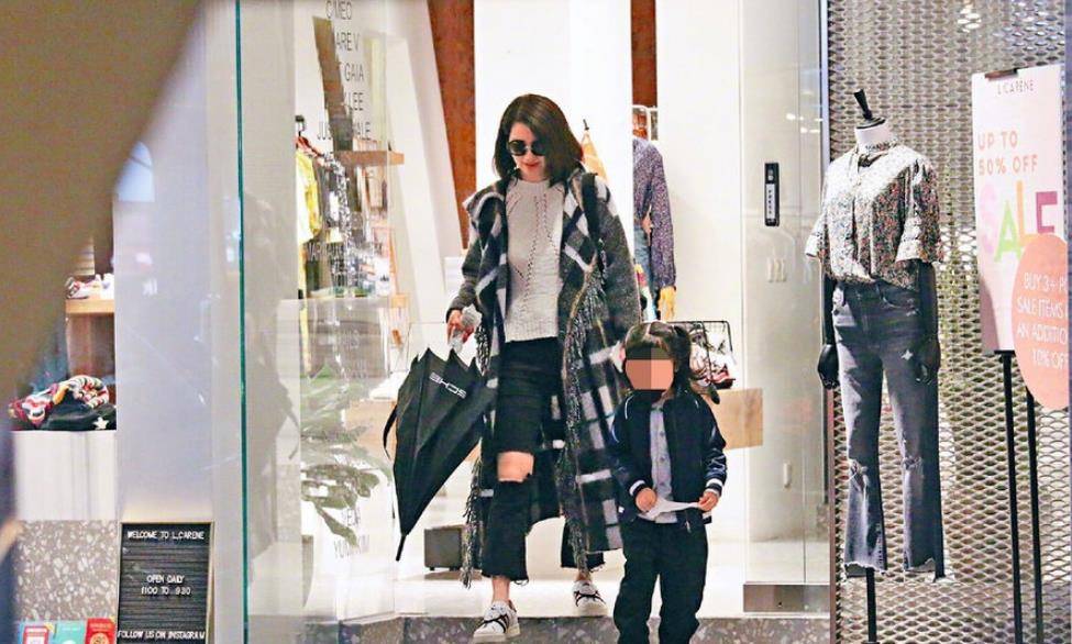 黑色|风波中洪欣独自带女儿出街，穿灰大衣+破洞裤很减龄，哪里像48岁