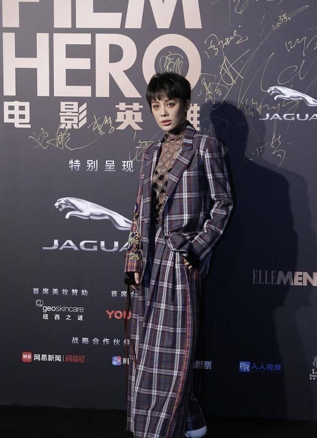 套装|宁静一身王室贵族感，裙装开叉到腰，配斗篷上衣真挺霸气的