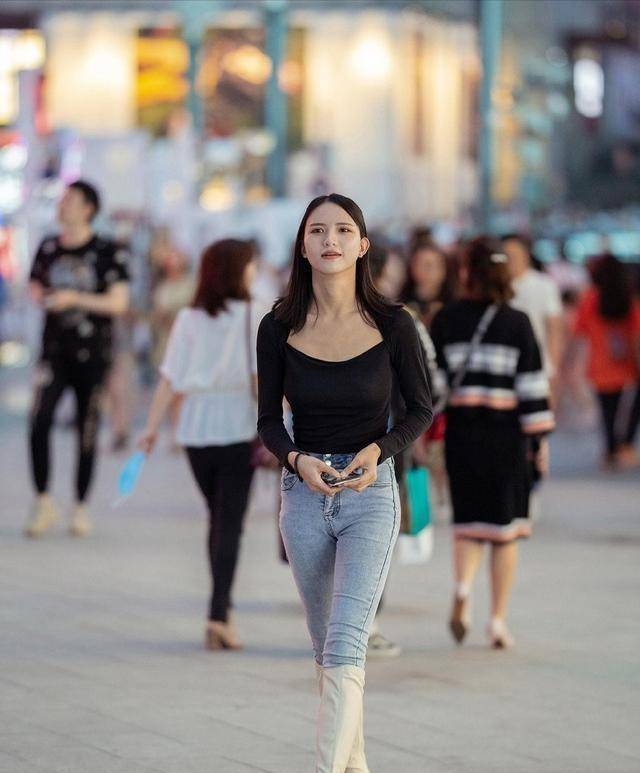 显高|黑色复古上衣加紫色修身打底裤，很基础日常百搭的款式，还很上镜