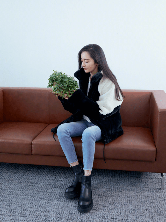 丝袜|现在不流行穿无痕裤配长袜了，看看杨幂是怎么穿的，贼时髦
