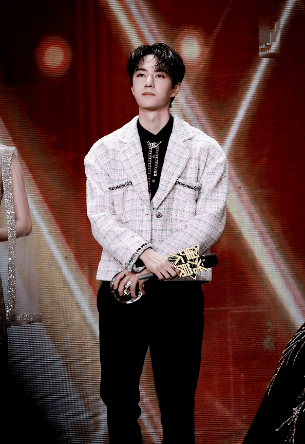 黑色|王一博风格越来越“娘”？穿女装再引热议，男人味被肖战秒杀