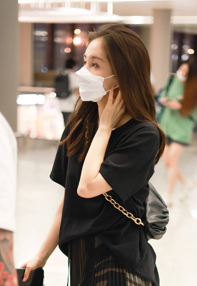 显得|王子文恋爱后气质大变，穿男友风T恤配网纱裙，温柔与妩媚并存