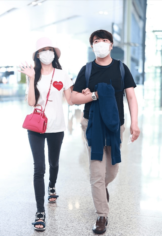 情侣|吉娜生了孩子身材没咋变，T恤配牛仔裤好显瘦，腿间空隙太明显了